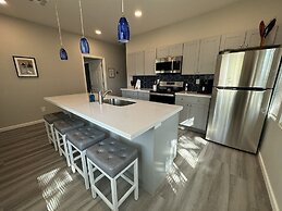 42 Chelsea Place On The Park- In Heart Of Downtown 3 Bedroom Home