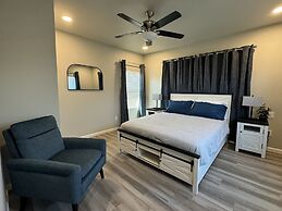 42 Chelsea Place On The Park- In Heart Of Downtown 3 Bedroom Home