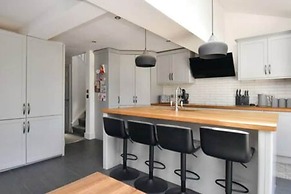 Cuckmere Family Retreat With Garden and Parking