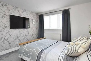 Cuckmere Family Retreat With Garden and Parking