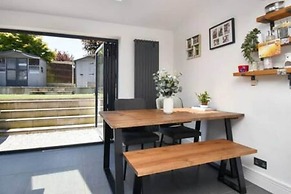 Cuckmere Family Retreat With Garden and Parking