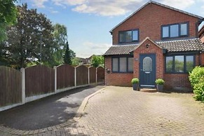 Cuckmere Family Retreat With Garden and Parking