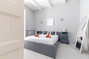 Spacious & Luxury 3BR Central Apartment