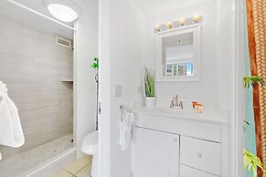 Cozy Studios at Aloha Surf Close to Waikiki Beach