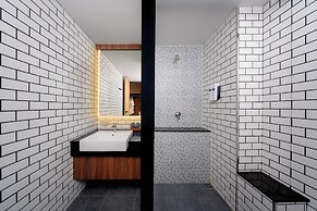 HAPPY HOTEL