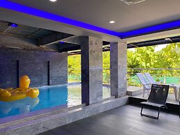 HAPPY HOTEL
