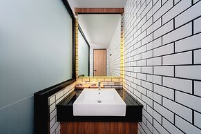 HAPPY HOTEL