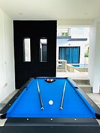 Happy pool villa