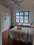 Jakes's Place Modern Comfortable & Sunny 3-bedroom House in Kensington