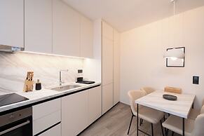 Cozy & Chic Stay Near Metro Station