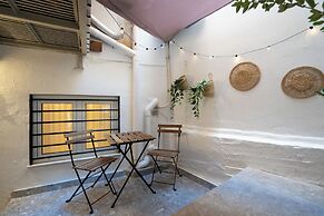 Cozy & Chic Stay Near Metro Station