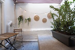 Cozy & Chic Stay Near Metro Station