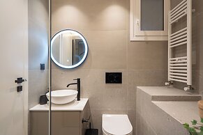 Cozy & Chic Stay Near Metro Station