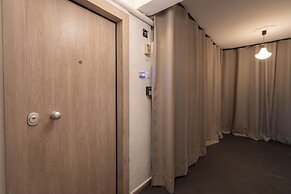 Cozy & Chic Stay Near Metro Station