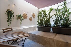 Cozy & Chic Stay Near Metro Station