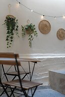 Cozy & Chic Stay Near Metro Station