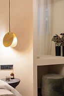 Cozy & Chic Stay Near Metro Station