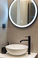 Cozy & Chic Stay Near Metro Station