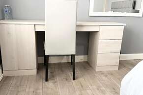 4 Bed House-garden-parking-15 min Elizabeth Line