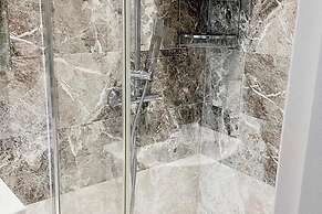 4 Bed House-garden-parking-15 min Elizabeth Line