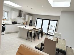 4 Bed House-garden-parking-15 min Elizabeth Line