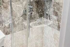 4 Bed House-garden-parking-15 min Elizabeth Line