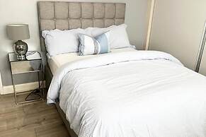 4 Bed House-garden-parking-15 min Elizabeth Line