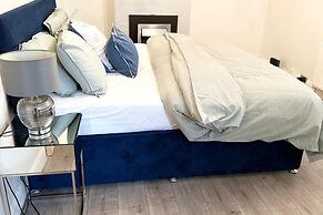 4 Bed House-garden-parking-15 min Elizabeth Line