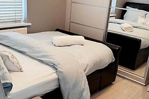 4 Bed House-garden-parking-15 min Elizabeth Line