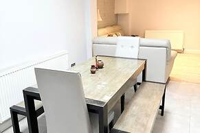 4 Bed House-garden-parking-15 min Elizabeth Line