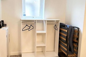 4 Bed House-garden-parking-15 min Elizabeth Line