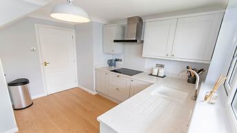 Oceanside Sleeps 6 Walk to Beach & Stylish