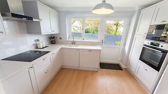 Oceanside Sleeps 6 Walk to Beach & Stylish
