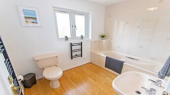 Oceanside Sleeps 6 Walk to Beach & Stylish