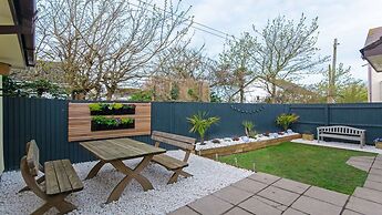 Oceanside Sleeps 6 Walk to Beach & Stylish