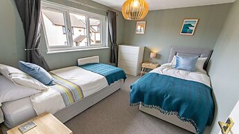 Oceanside Sleeps 6 Walk to Beach & Stylish
