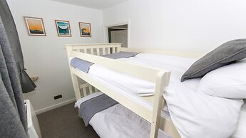 Oceanside Sleeps 6 Walk to Beach & Stylish