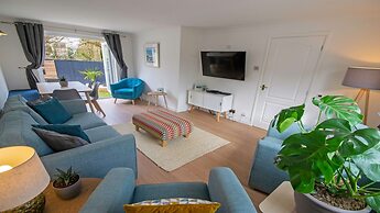 Oceanside Sleeps 6 Walk to Beach & Stylish