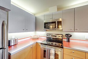 Walk to the Lake: Chelan Condo w/ Mtn Views!