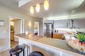 Walk to the Lake: Chelan Condo w/ Mtn Views!