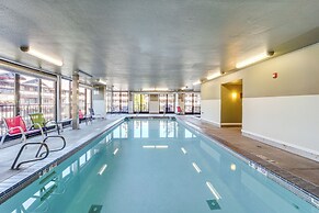 Walk to the Lake: Chelan Condo w/ Mtn Views!