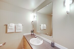Walk to the Lake: Chelan Condo w/ Mtn Views!