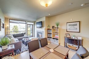 Walk to the Lake: Chelan Condo w/ Mtn Views!