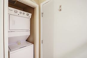 Walk to the Lake: Chelan Condo w/ Mtn Views!