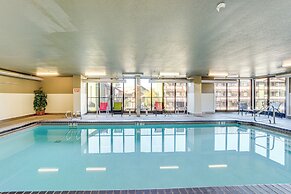 Walk to the Lake: Chelan Condo w/ Mtn Views!