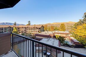 Walk to the Lake: Chelan Condo w/ Mtn Views!