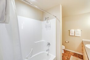 Walk to the Lake: Chelan Condo w/ Mtn Views!