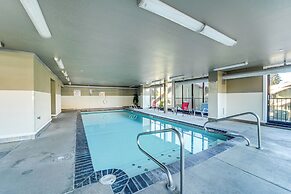 Walk to the Lake: Chelan Condo w/ Mtn Views!