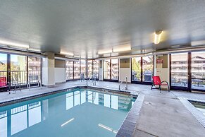 Walk to the Lake: Chelan Condo w/ Mtn Views!