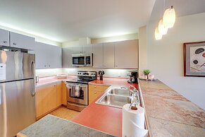 Walk to the Lake: Chelan Condo w/ Mtn Views!